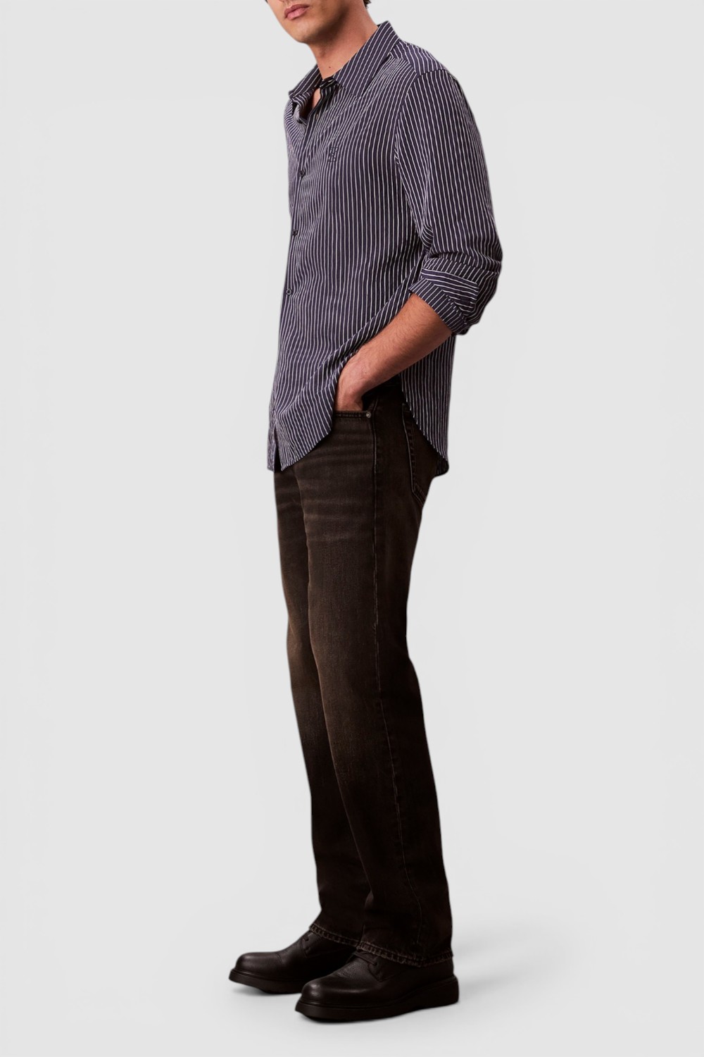 תמונת כל הלוק של מכנסי ג'ינס בגזרה ישרה 90S